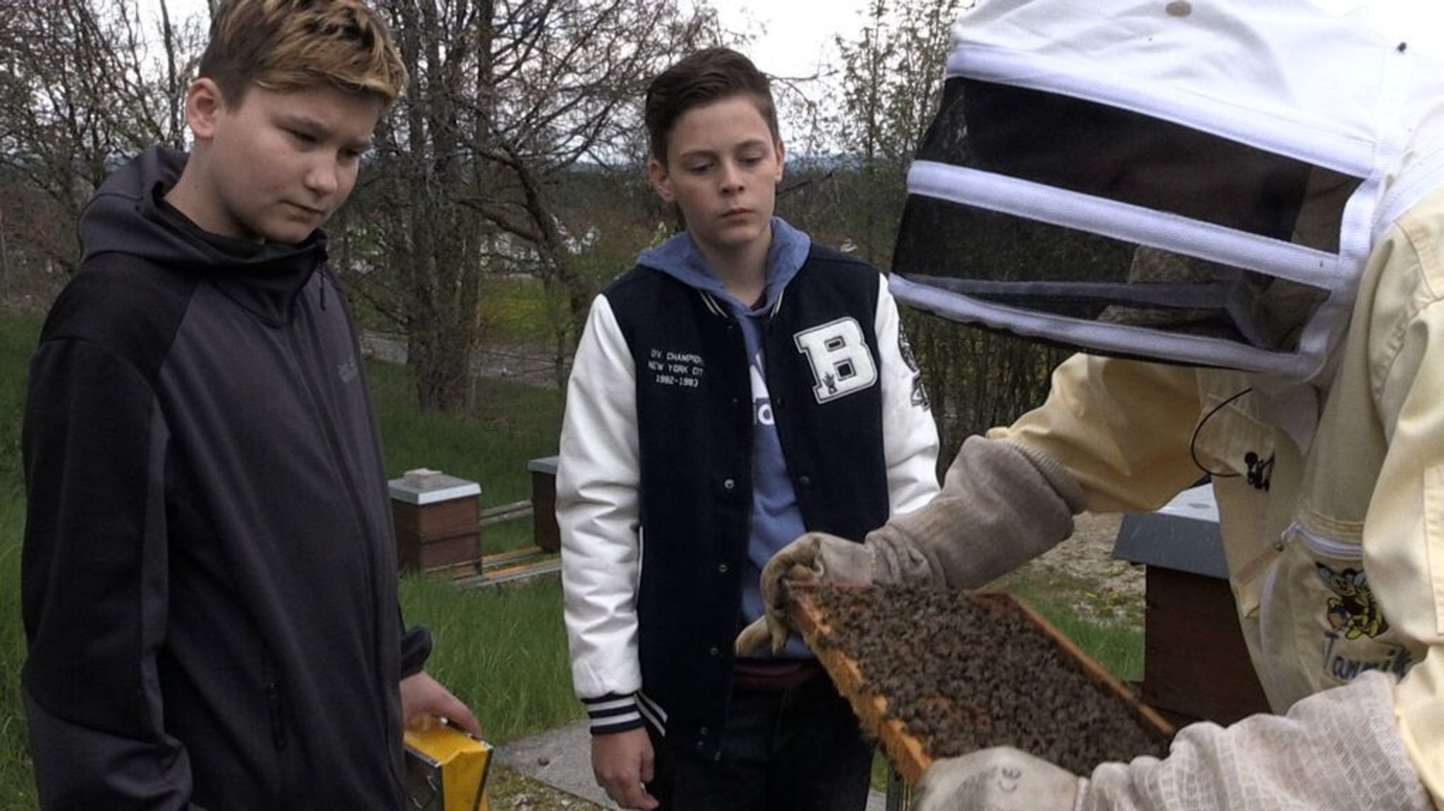 Joshua, Lucas und Jannik (von links) vom Bienenzuchtverein Sulzbach-Rosenberg