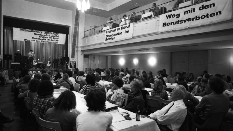 Hamburg, Juni 1980: Die "Internationale Konferenz der Opfer des Radikalenerlasses", der teils zu De-facto-Berufsverboten führte (Symbolbild). | Bild: pa/imageBROKER/Klaus Rose Hamburg, Juni 1980: Die "Internationale Konferenz der Opfer des Radikalenerlasses", der teils zu De-facto-Berufsverboten führte (Symbolbild).