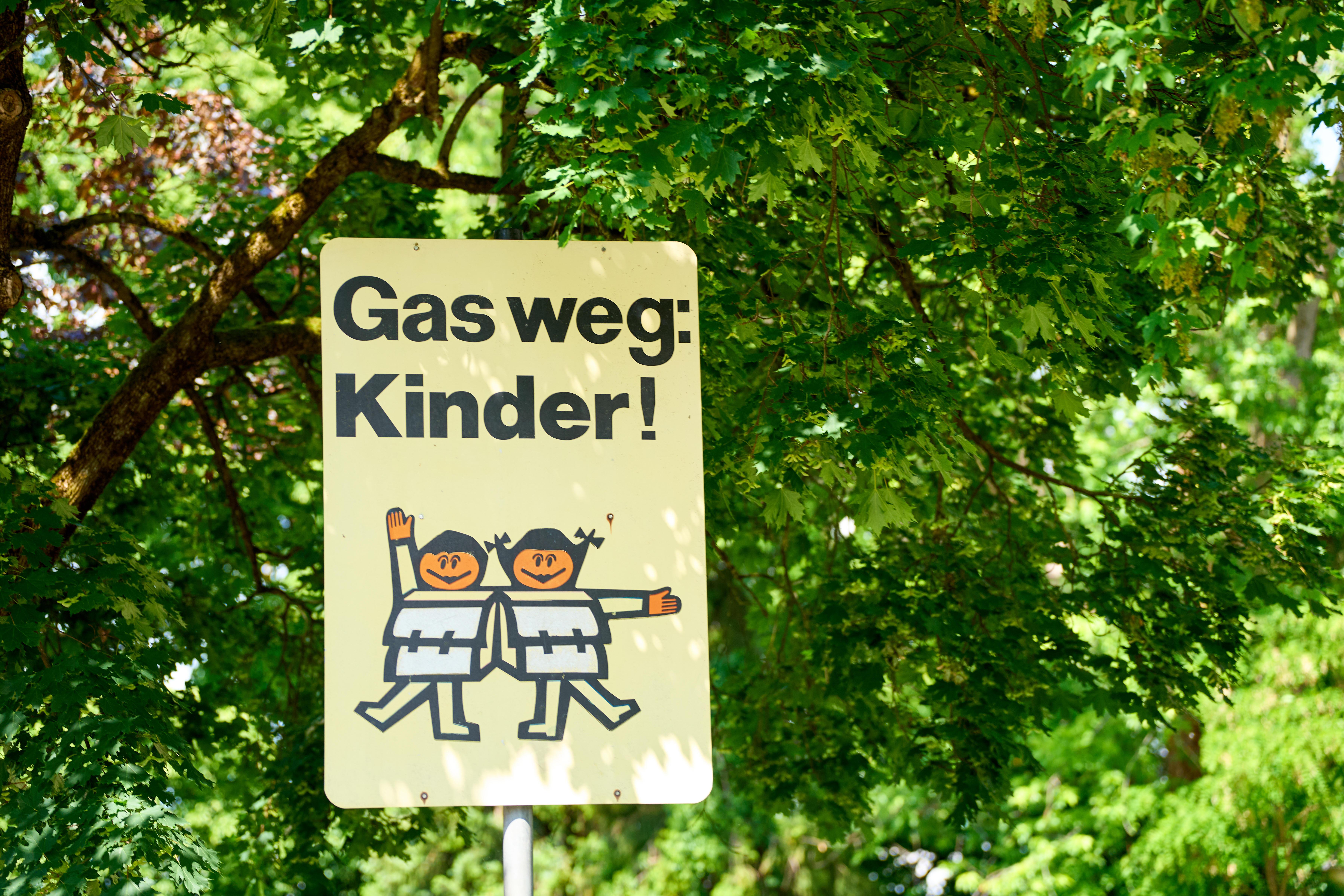 Auf einem Ampelüberweg in Nördlingen hat eine Frau sechs Schulkinder angefahren.