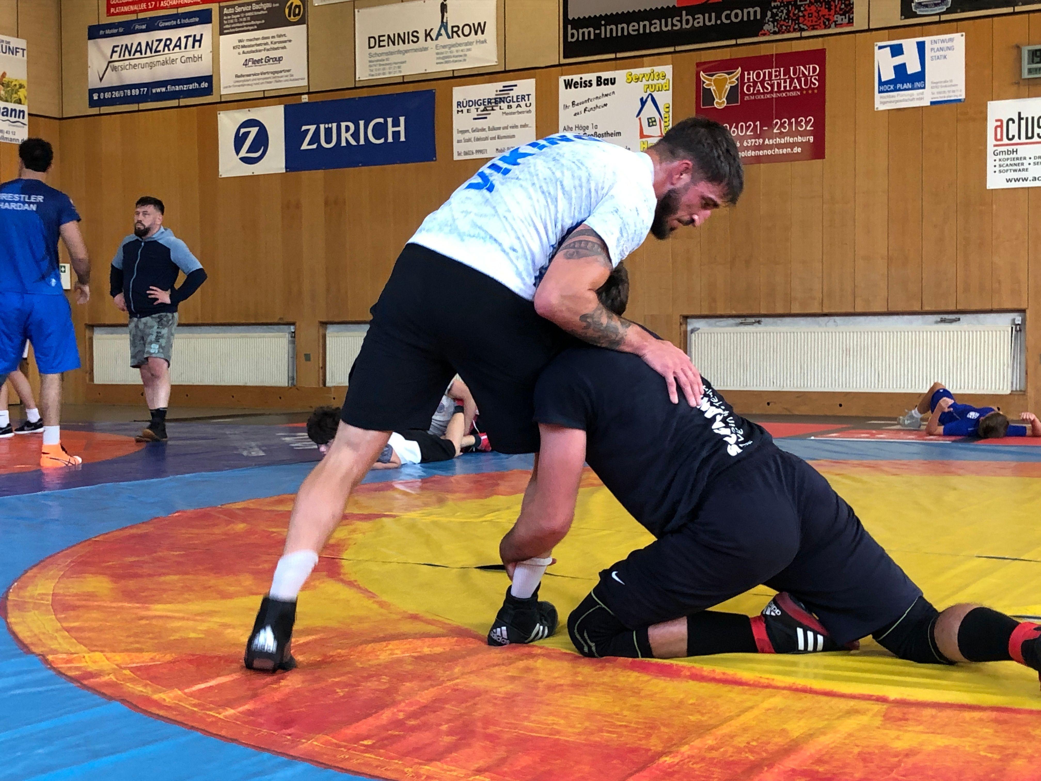 Tim Müller (Mitte) vom KSC Hösbach beim Training
