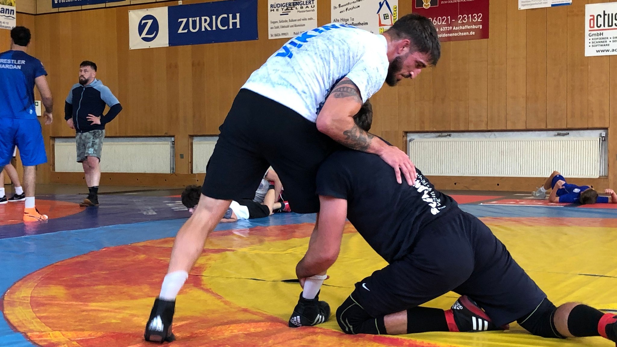 Tim Müller (Mitte) vom KSC Hösbach beim Training