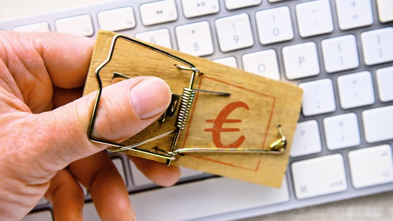 Hand in Mausefalle mit Euro-Zeichen vor einer Computertastatur, Fotomontage | Bild: Picture Alliance Hand in Mausefalle mit Euro-Zeichen vor einer Computertastatur, Fotomontage