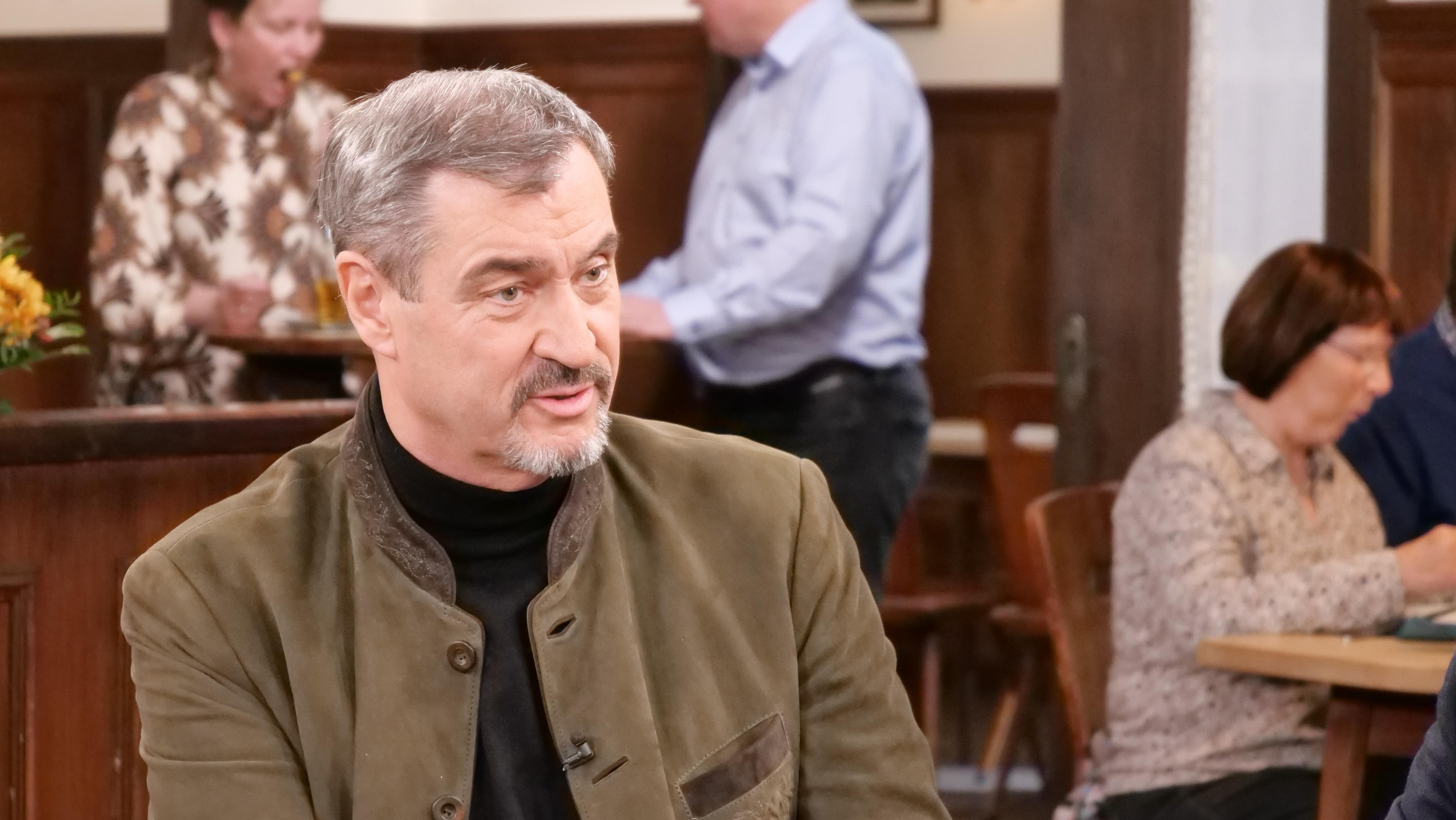 Bayerns Ministerpräsident Markus Söder sitzt am Sonntags-Stammtisch in der BR-Sendung