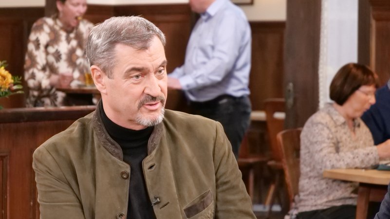Bayerns Ministerpräsident Markus Söder sitzt am Sonntags-Stammtisch in der BR-Sendung | Bild: Bayerischer Rundfunk / Andreas Schroll Bayerns Ministerpräsident Markus Söder sitzt am Sonntags-Stammtisch in der BR-Sendung