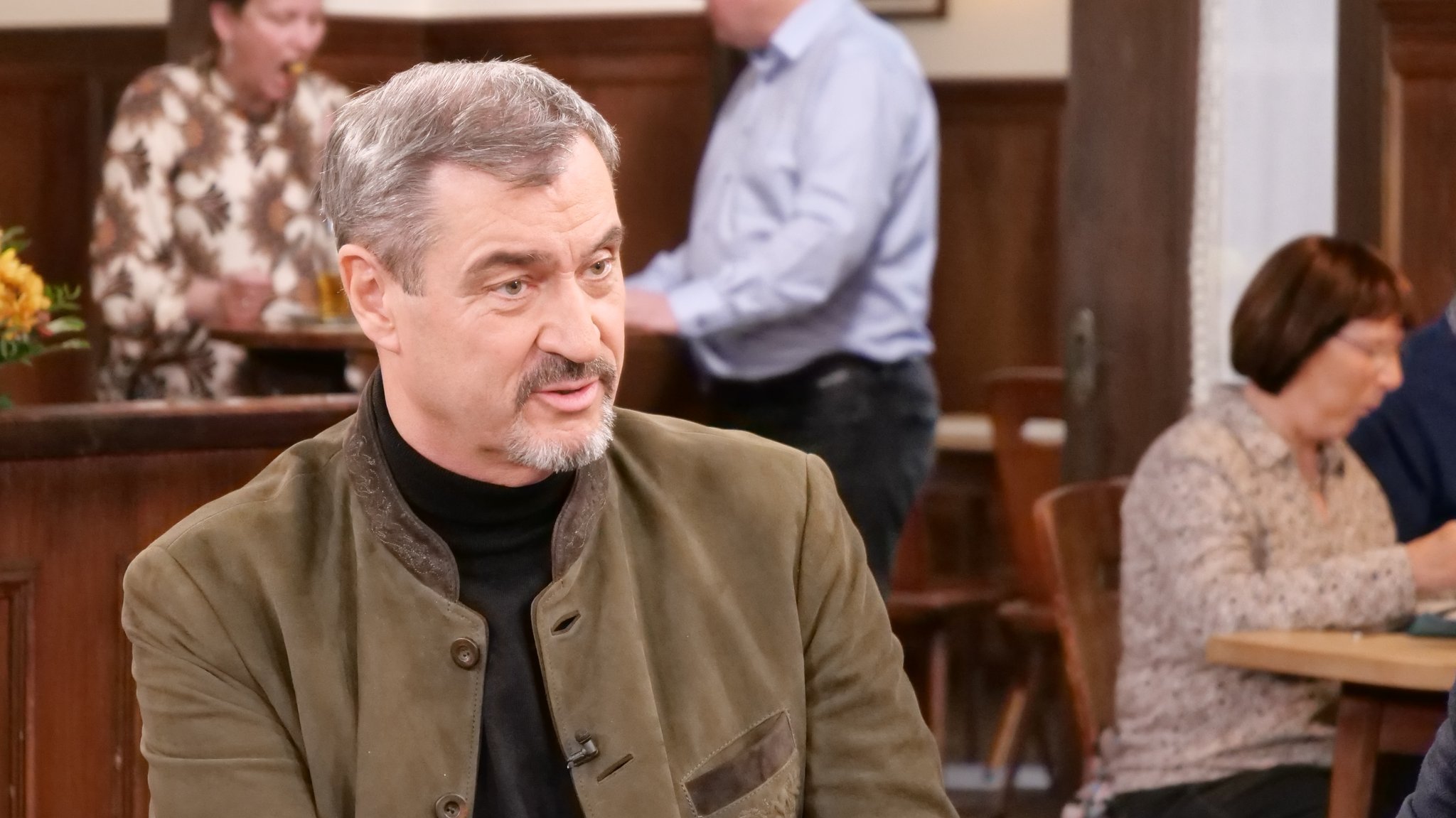 Bayerns Ministerpräsident Markus Söder sitzt am Sonntags-Stammtisch in der BR-Sendung