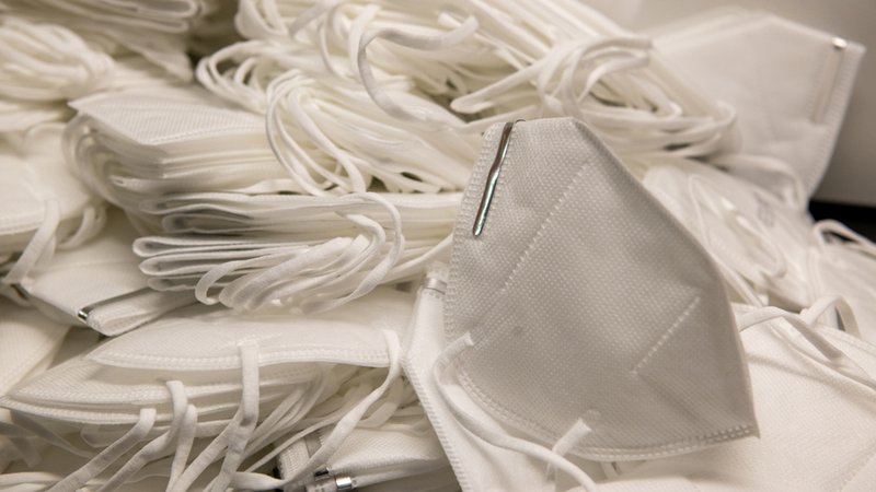 FFP2-Masken liegen auf einem Haufen (Symbolbild). | Bild: stock.adobe.com/bevisphoto FFP2-Masken liegen auf einem Haufen (Symbolbild).