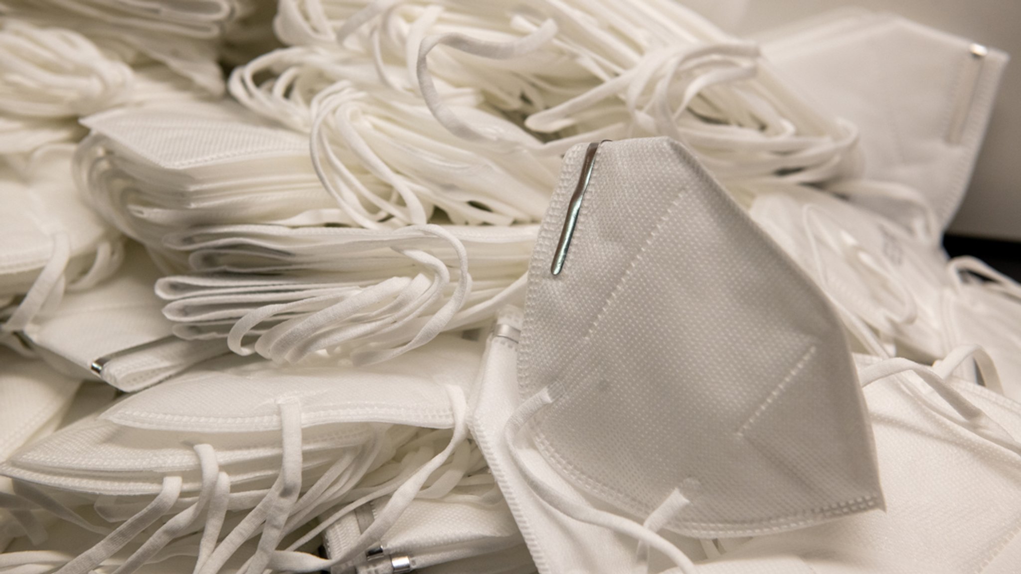 FFP2-Masken liegen auf einem Haufen (Symbolbild). 