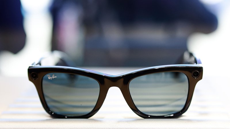 Intelligente Brille, hier ein Modell von Ray-Ban | Bild: picture alliance / Joan Cros Intelligente Brille, hier ein Modell von Ray-Ban