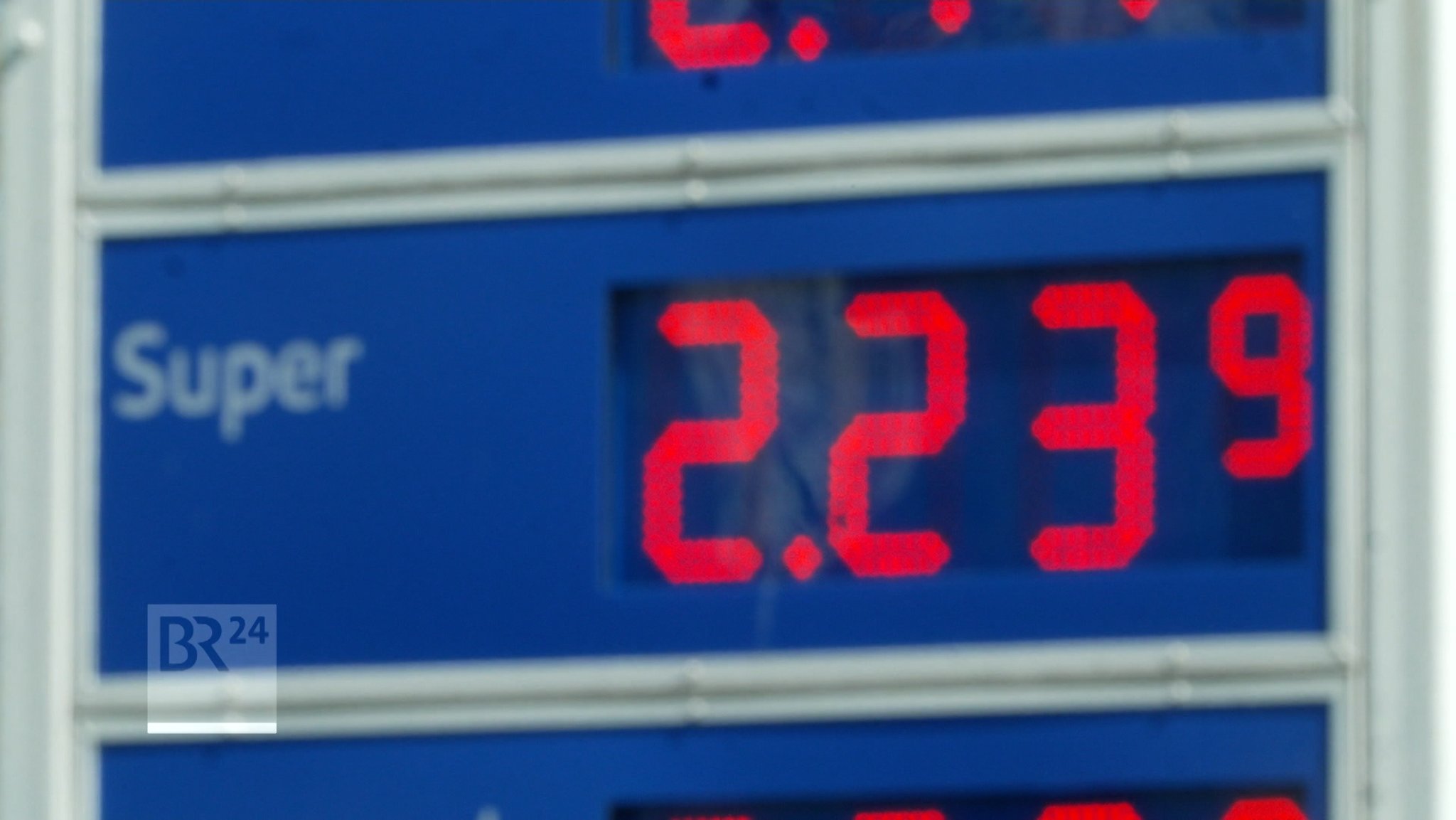 Eine Preistafel an einer Tankstelle.