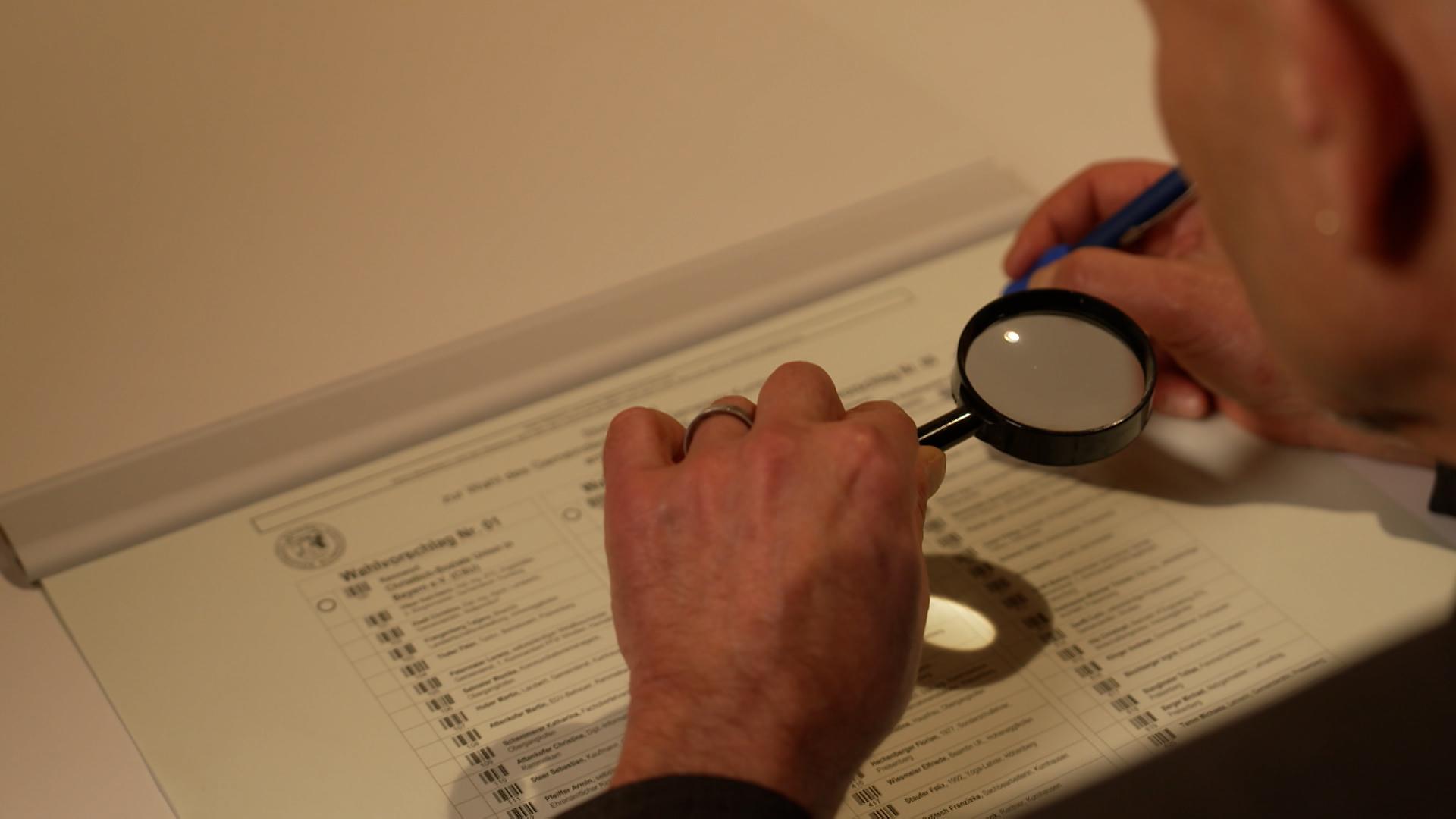 Gut eineinhalb Millionen Bayern müssen wohl erstmal einige Hürden nehmen, bevor sie ihre Kreuzchen machen: Treppenstufen ins Wahllokal oder zu kleine Schriften auf dem Stimmzettel. Wie barrierefrei ist die Kommunalwahl?