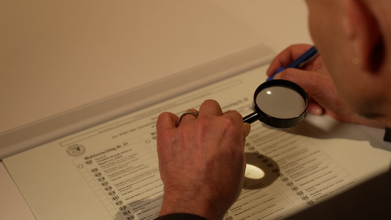 Gut eineinhalb Millionen Bayern müssen wohl erstmal einige Hürden nehmen, bevor sie ihre Kreuzchen machen: Treppenstufen ins Wahllokal oder zu kleine Schriften auf dem Stimmzettel. Wie barrierefrei ist die Kommunalwahl? | Bild: BR 2025 Gut eineinhalb Millionen Bayern müssen wohl erstmal einige Hürden nehmen, bevor sie ihre Kreuzchen machen: Treppenstufen ins Wahllokal oder zu kleine Schriften auf dem Stimmzettel. Wie barrierefrei ist die Kommunalwahl?