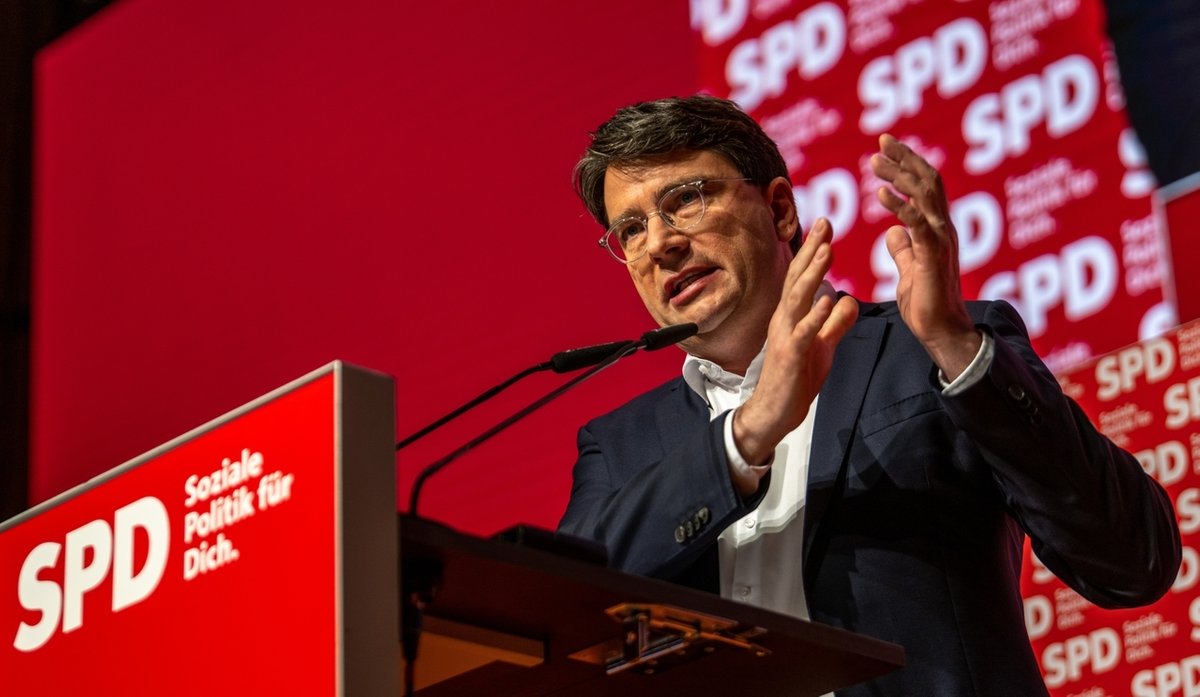 Florian von Brunn, Vorsitzender der Bayern SPD, spricht beim Parteitag der Bayern-SPD im Kongress am Park. Auf der Tagesordnung von dem zweitägigen Parteitag stehen unter anderem die Wahl des Landesvorstands und die Beratung des Landtagswahlprogramms.