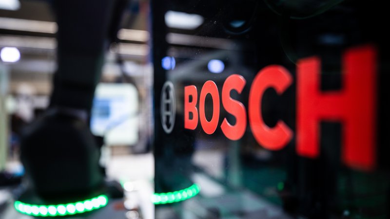 Symbolbild: Das Logo der Firma Bosch auf einem modularen Fertigungssystem. | Bild: picture alliance/dpa | Christoph Schmidt Symbolbild: Das Logo der Firma Bosch auf einem modularen Fertigungssystem.