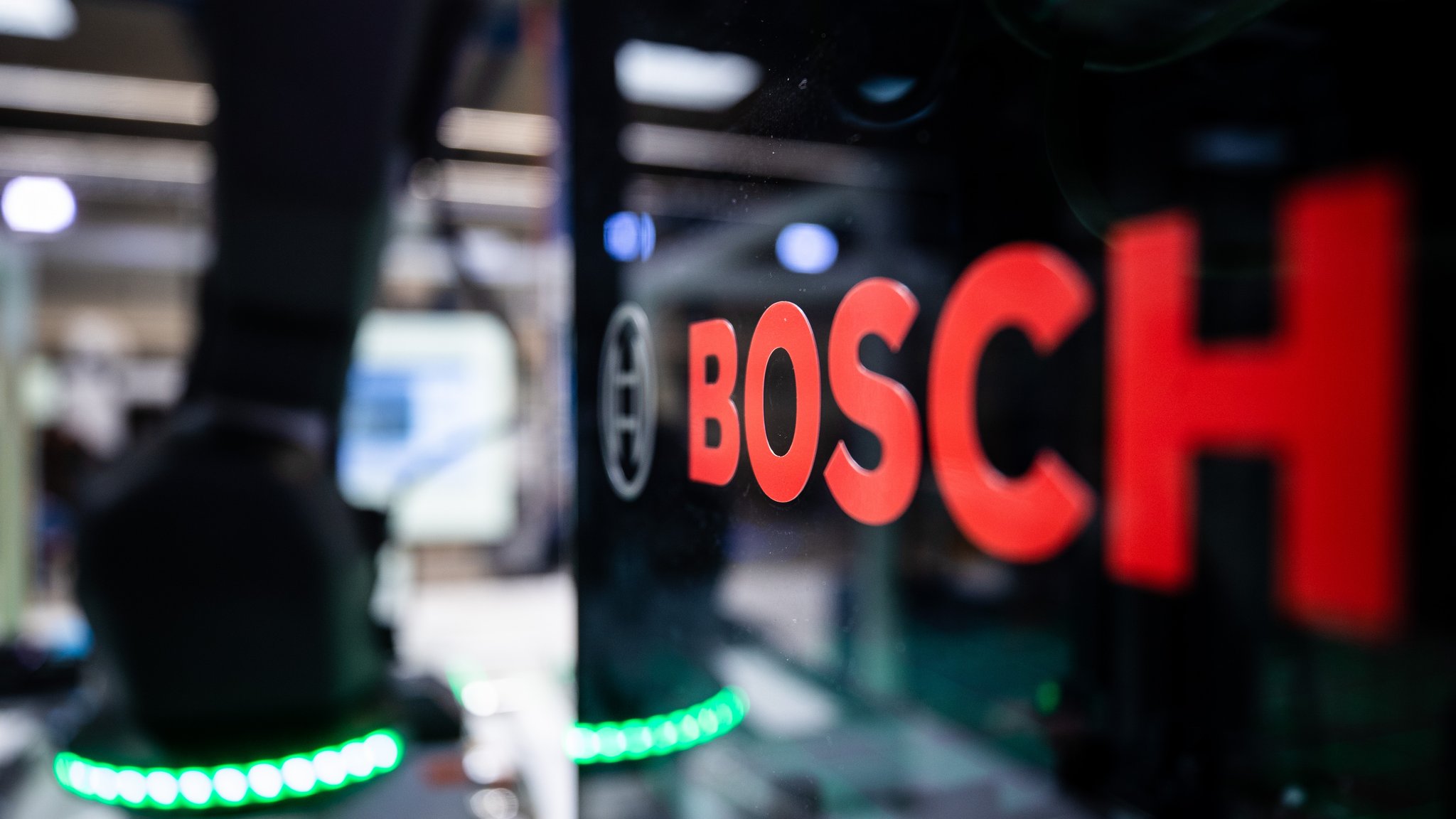 Symbolbild: Das Logo der Firma Bosch auf einem modularen Fertigungssystem.