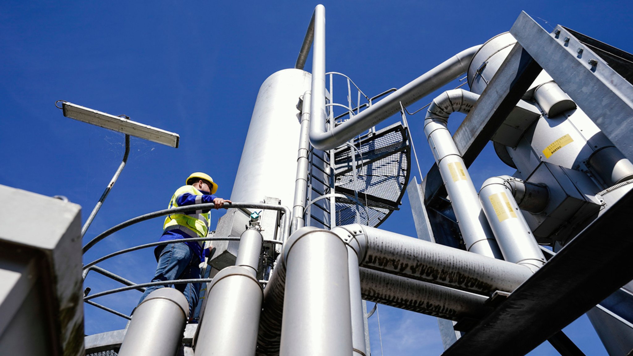 Ein Mitarbeiter steht auf dem Gelände eines Gasspeichers in Frankenthal in Rheinland-Pfalz auf einer Absorber-Anlage.