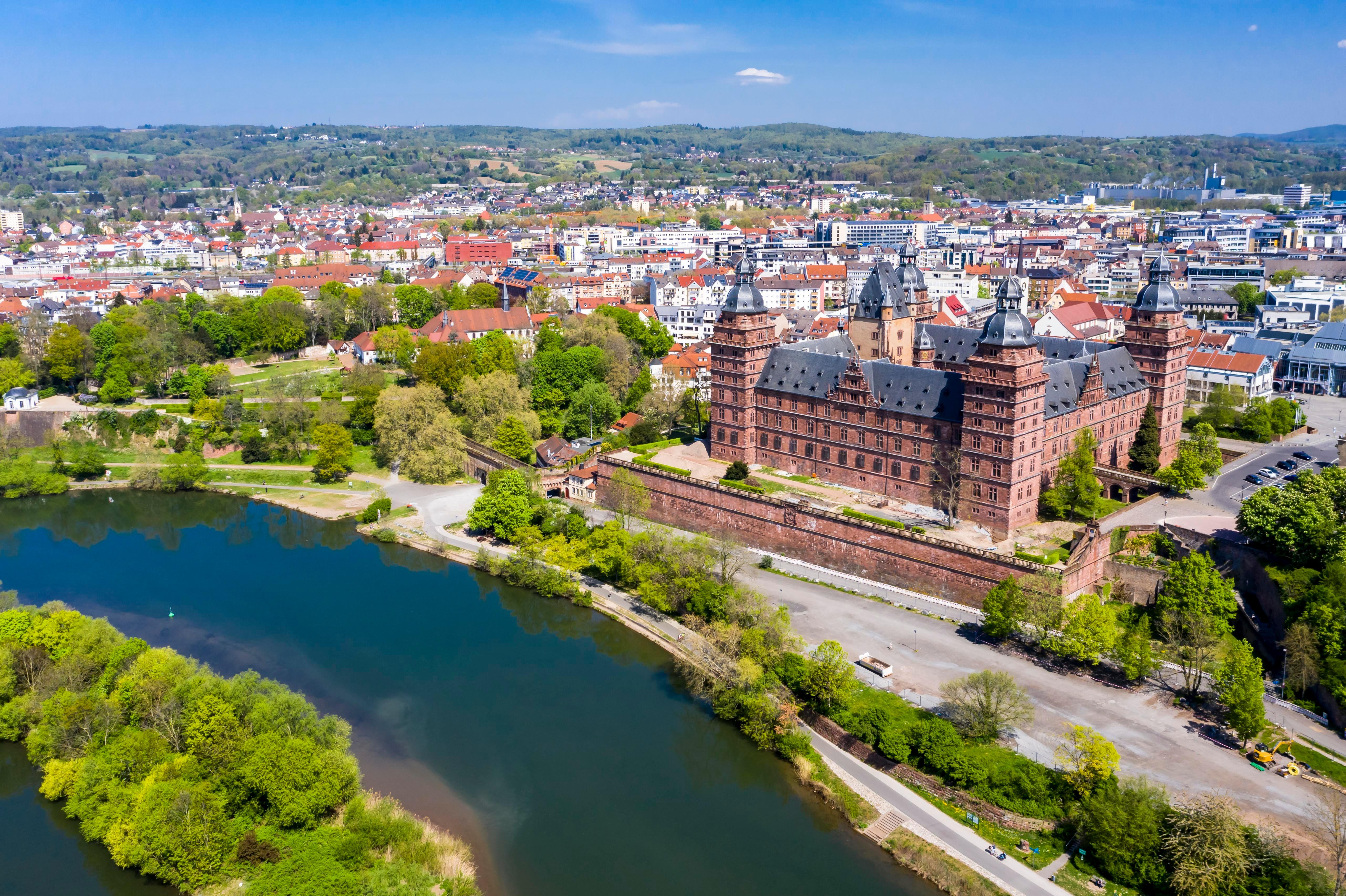 Die Innenstadt von Aschaffenburg - im Vordergrund das Schloss Johannisburg