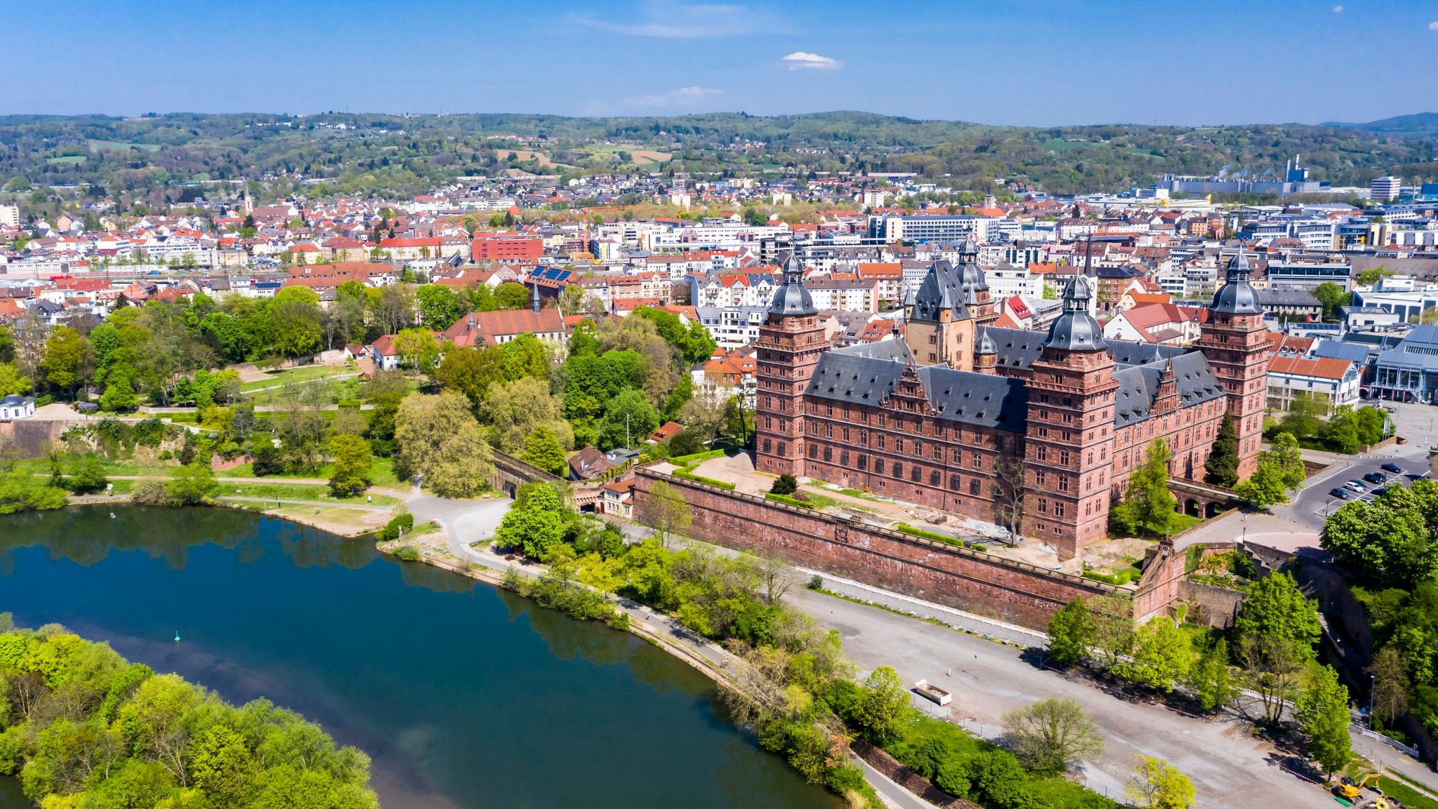 Die Innenstadt von Aschaffenburg - im Vordergrund das Schloss Johannisburg