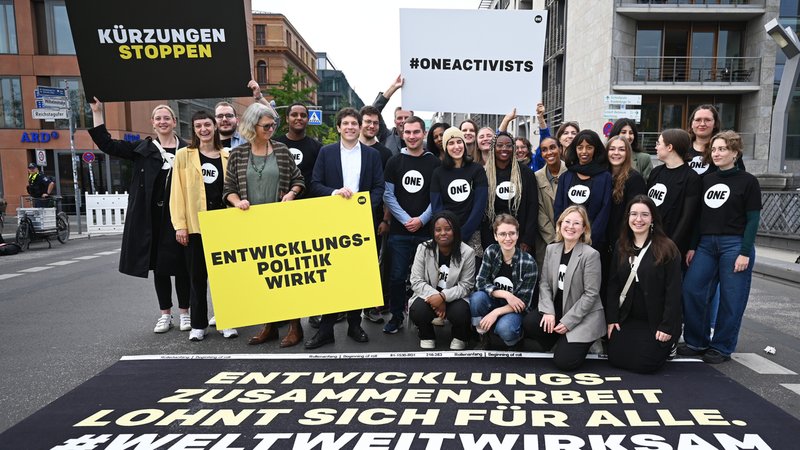 Aktivisten der Entwicklungshilfe-NGO ONE | Bild: picture alliance/dpa | Anna Ross Aktivisten der Entwicklungshilfe-NGO ONE