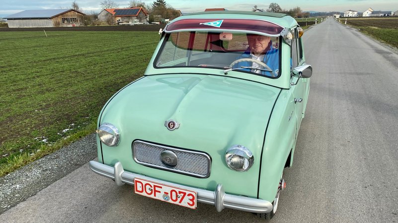 Ein kleines Auto mit türkisem Lack | Bild: BR/Harald Mitterer Ein kleines Auto mit türkisem Lack