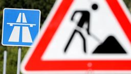 Hinweisschilder an einer Autobahnbaustelle | Bild:dpa-Bildfunk/Jan Woitas