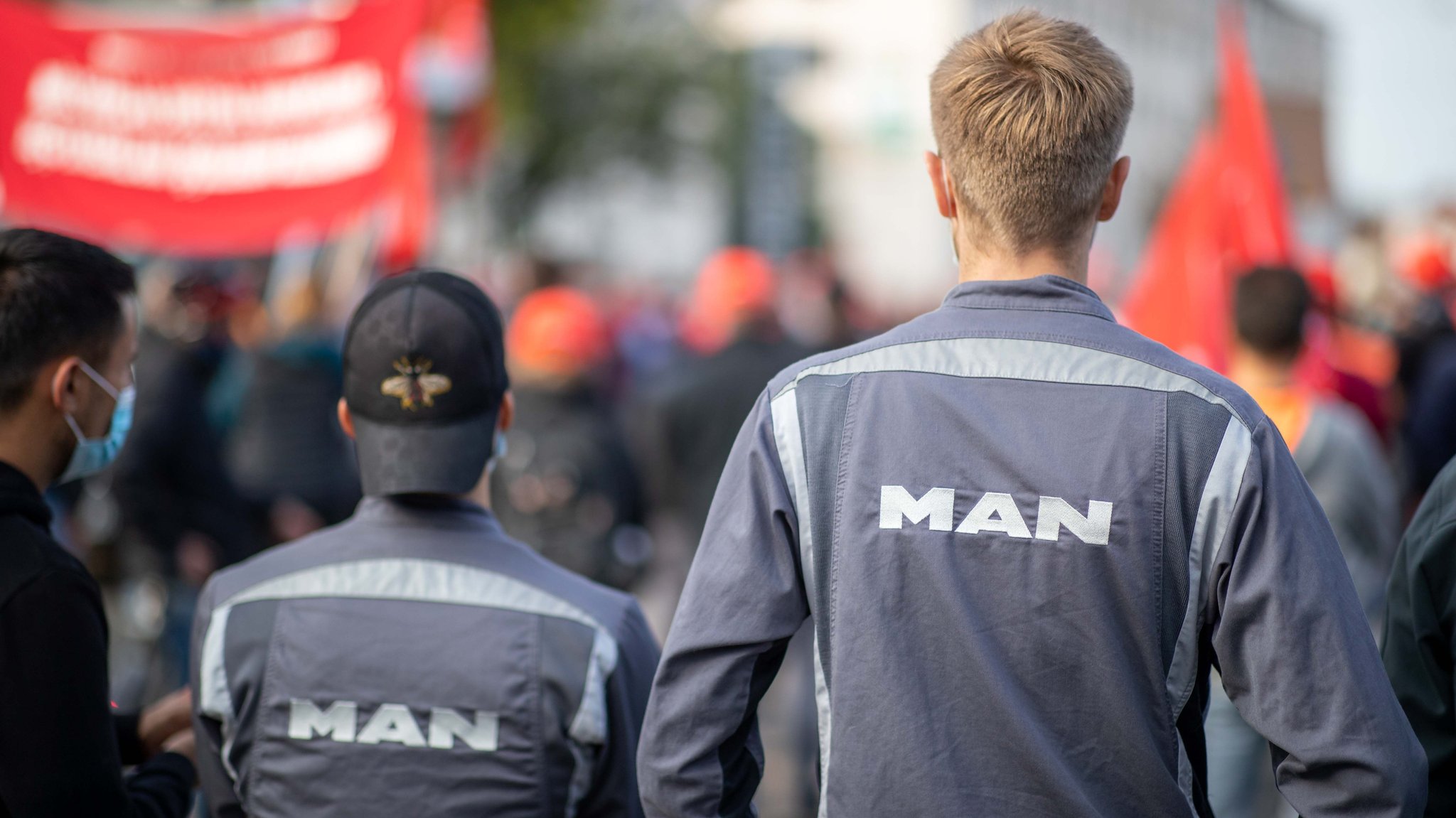MAN Beschäftigte in Nürnberg | Bild: dpa-Bildfunk/Daniel Karmann MAN Beschäftigte in Nürnberg
