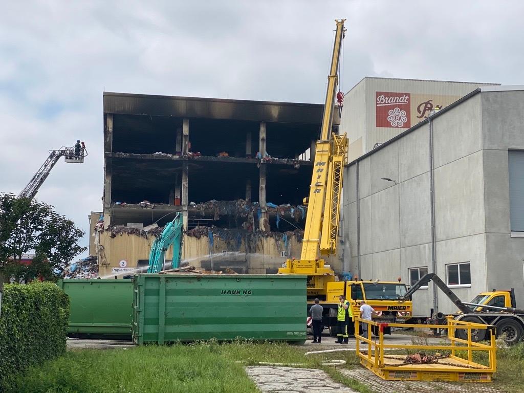 Das ausgebrannte Fabrikgebäude bei Brandt in Landshut