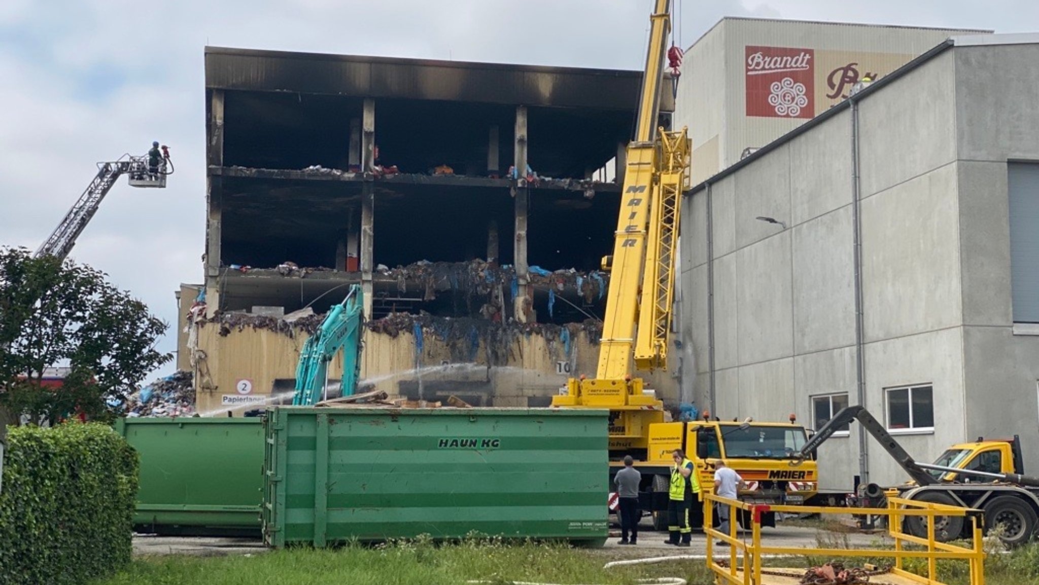 Das ausgebrannte Fabrikgebäude bei Brandt in Landshut