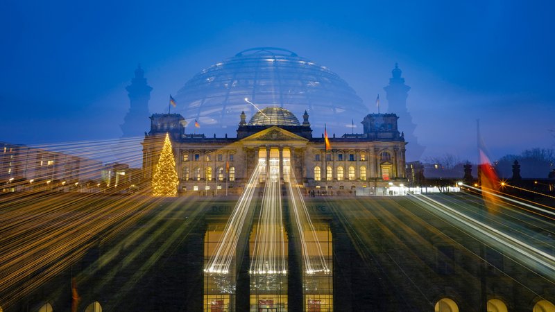 Nachtaufnahme des Deutschen Bundestages 