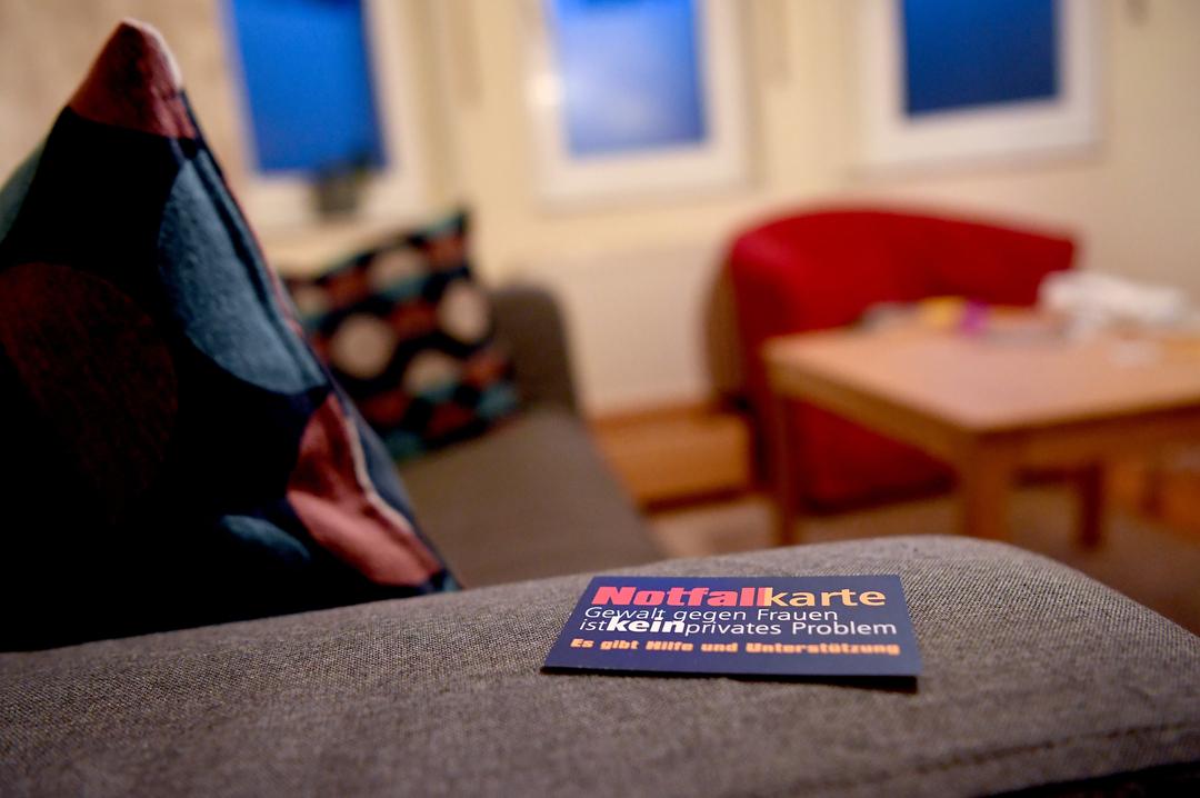 Eine Notfallkarte liegt in einem Frauenhaus.
