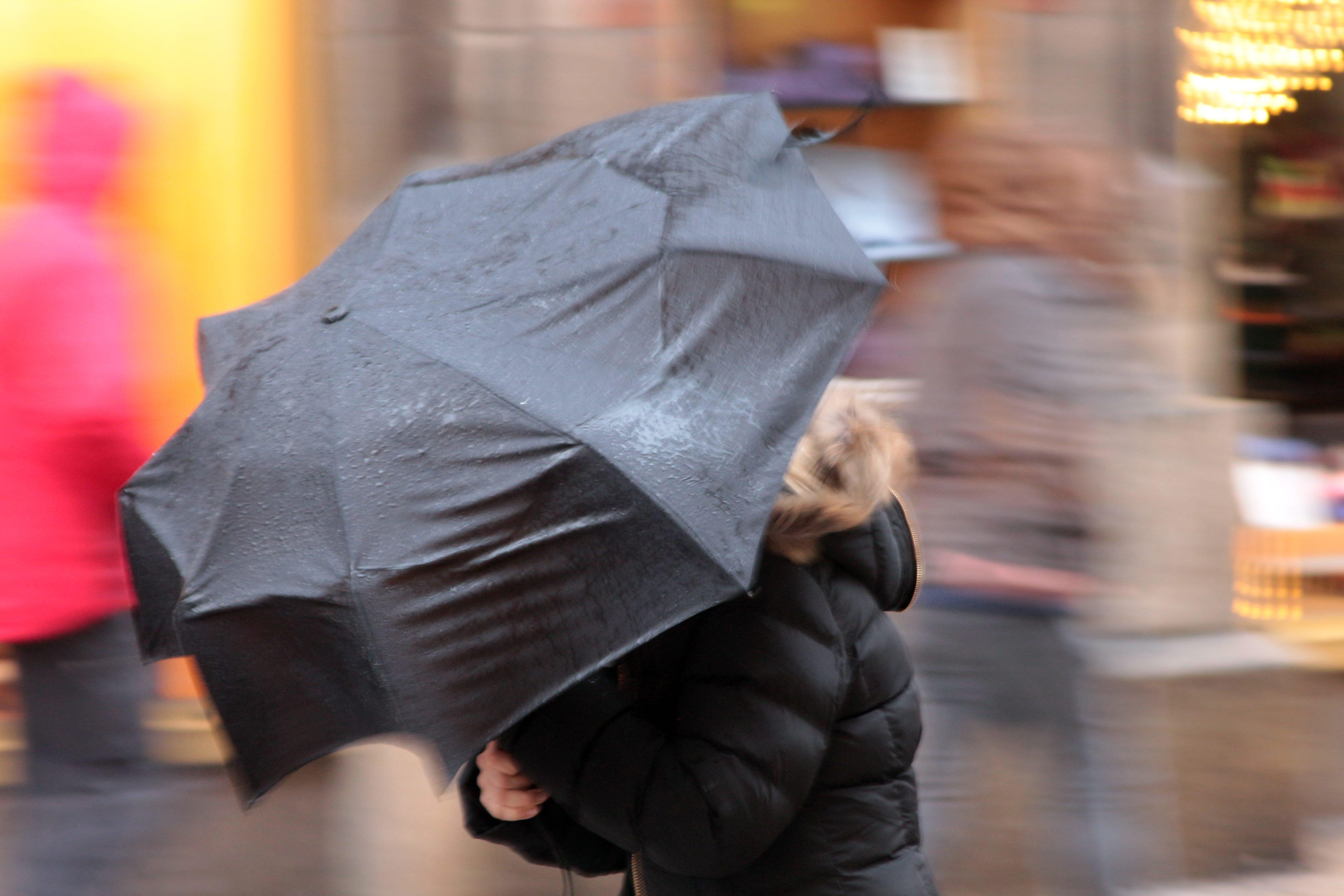 Der Deutsche Wetterdienst warnt vor stürmischem Wetter in Bayern. 