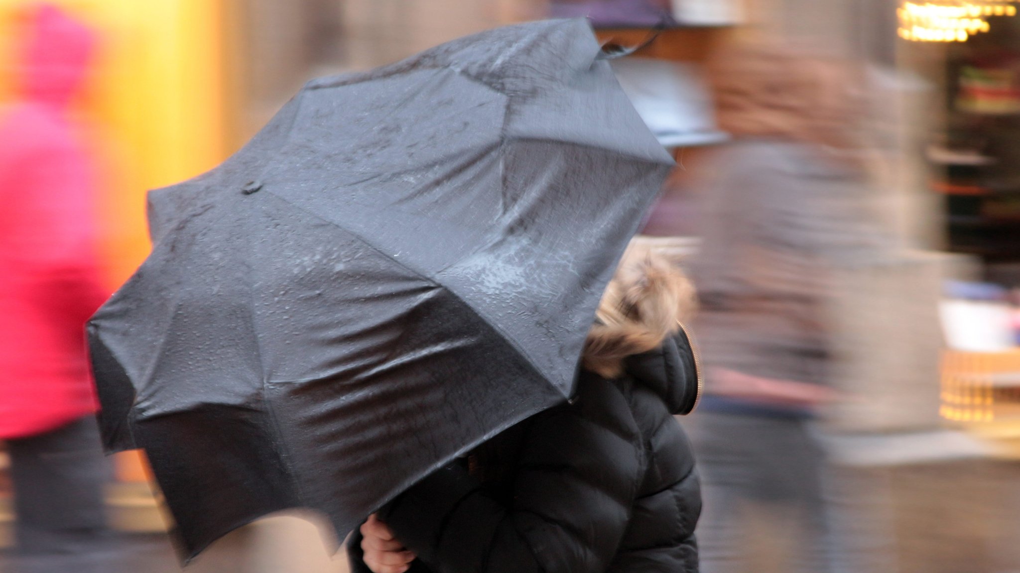 Der Deutsche Wetterdienst warnt vor stürmischem Wetter in Bayern. 