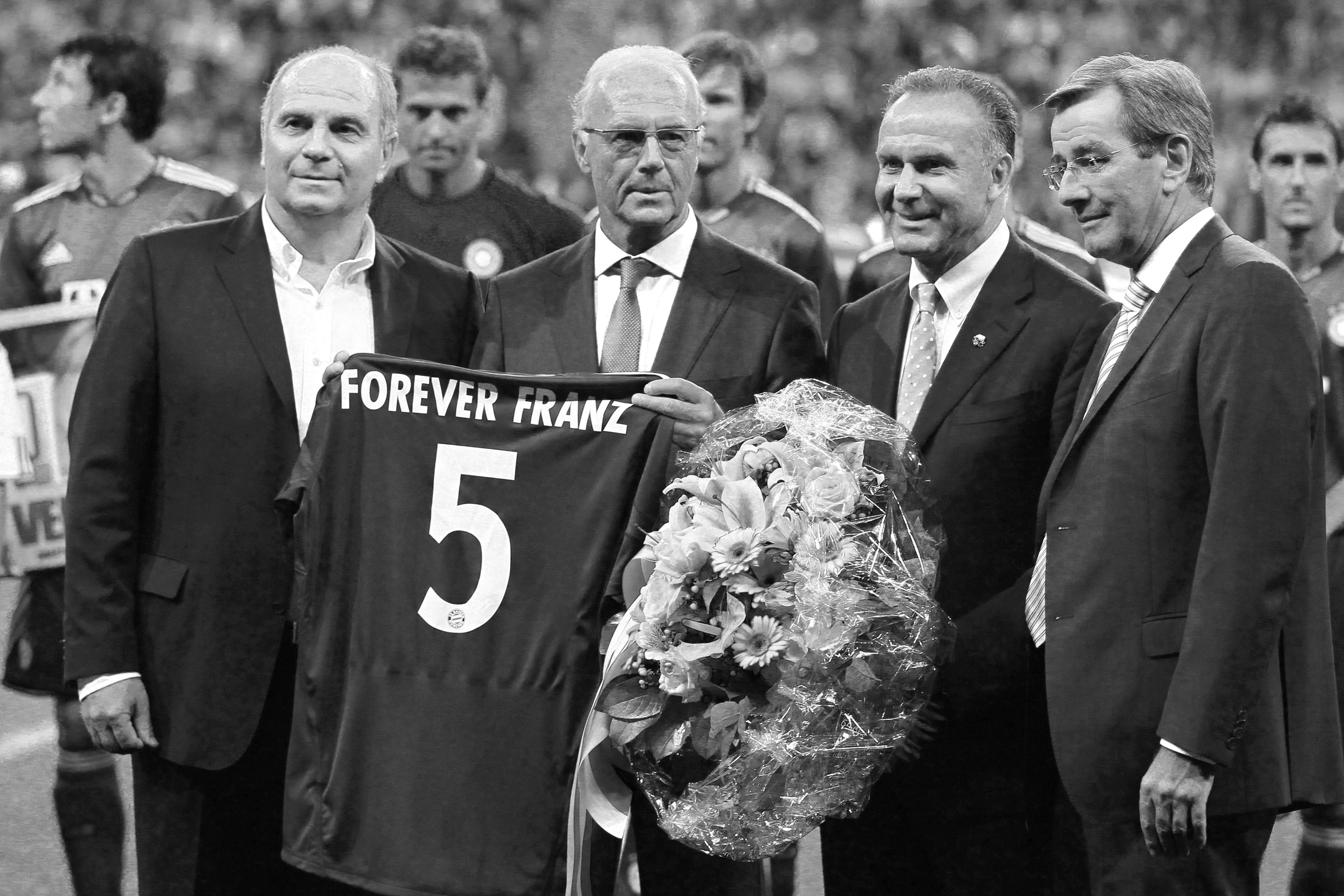 Forever Franz: Karl-Heinz Rummenigge (2.v.r.) wünscht sich eine Trauerfeier für Franz Beckenbauer (2.v.l.).