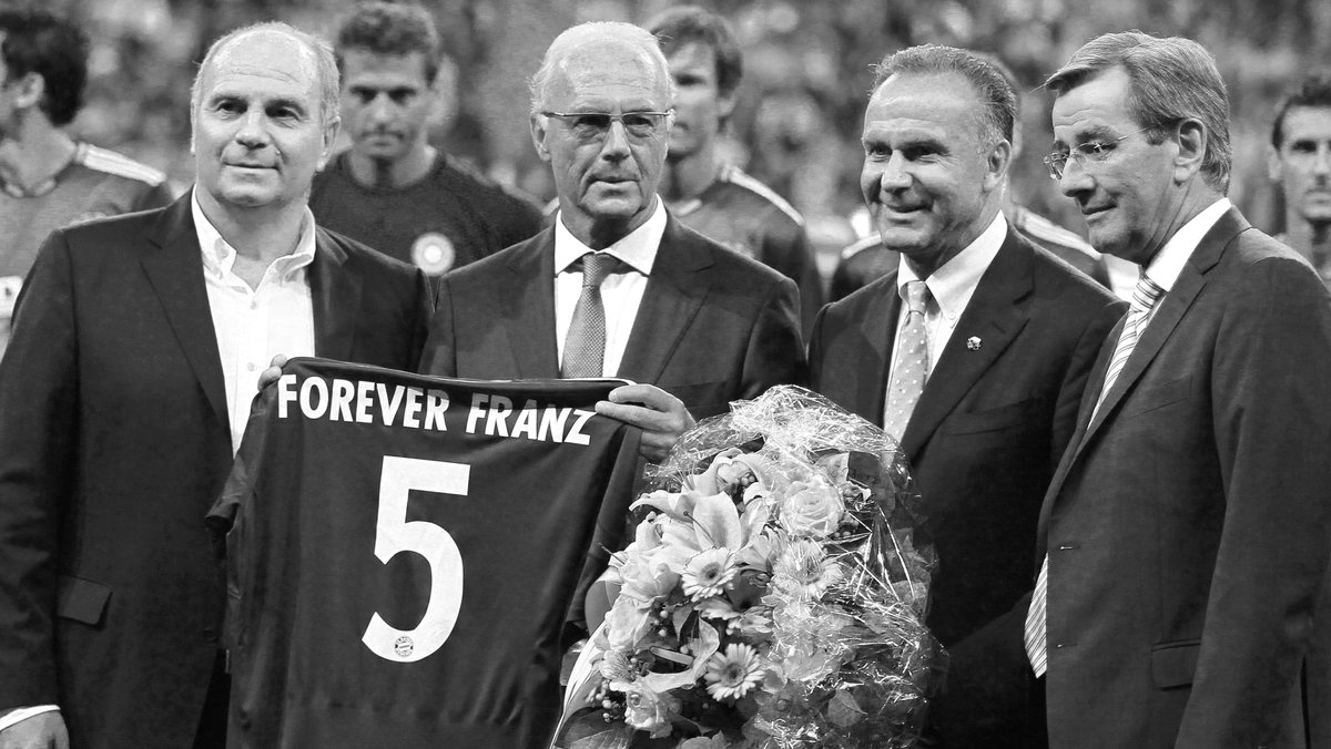 Forever Franz: Karl-Heinz Rummenigge (2.v.r.) wünscht sich eine Trauerfeier für Franz Beckenbauer (2.v.l.).
