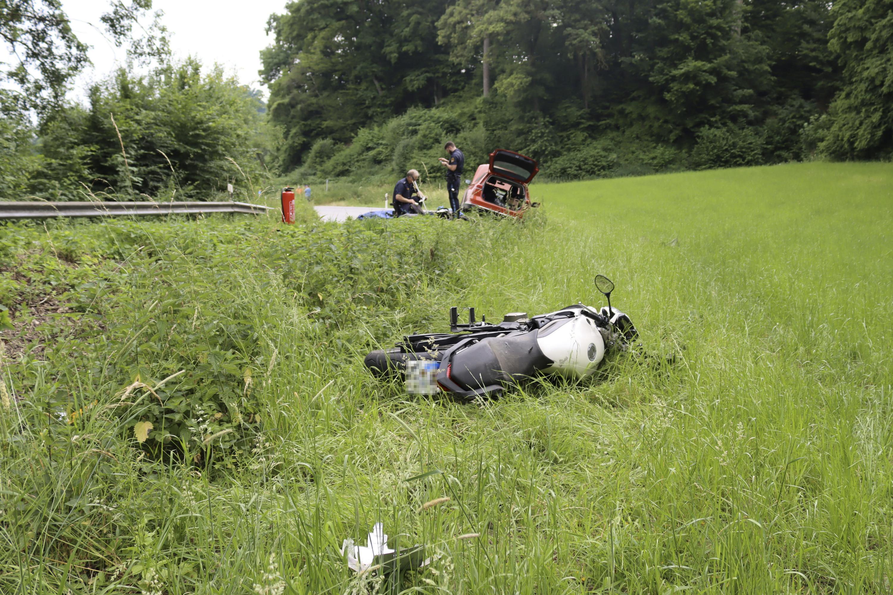 Motorradfahrer Stürzt, Prallt Gegen Auto Und Stirbt | BR24