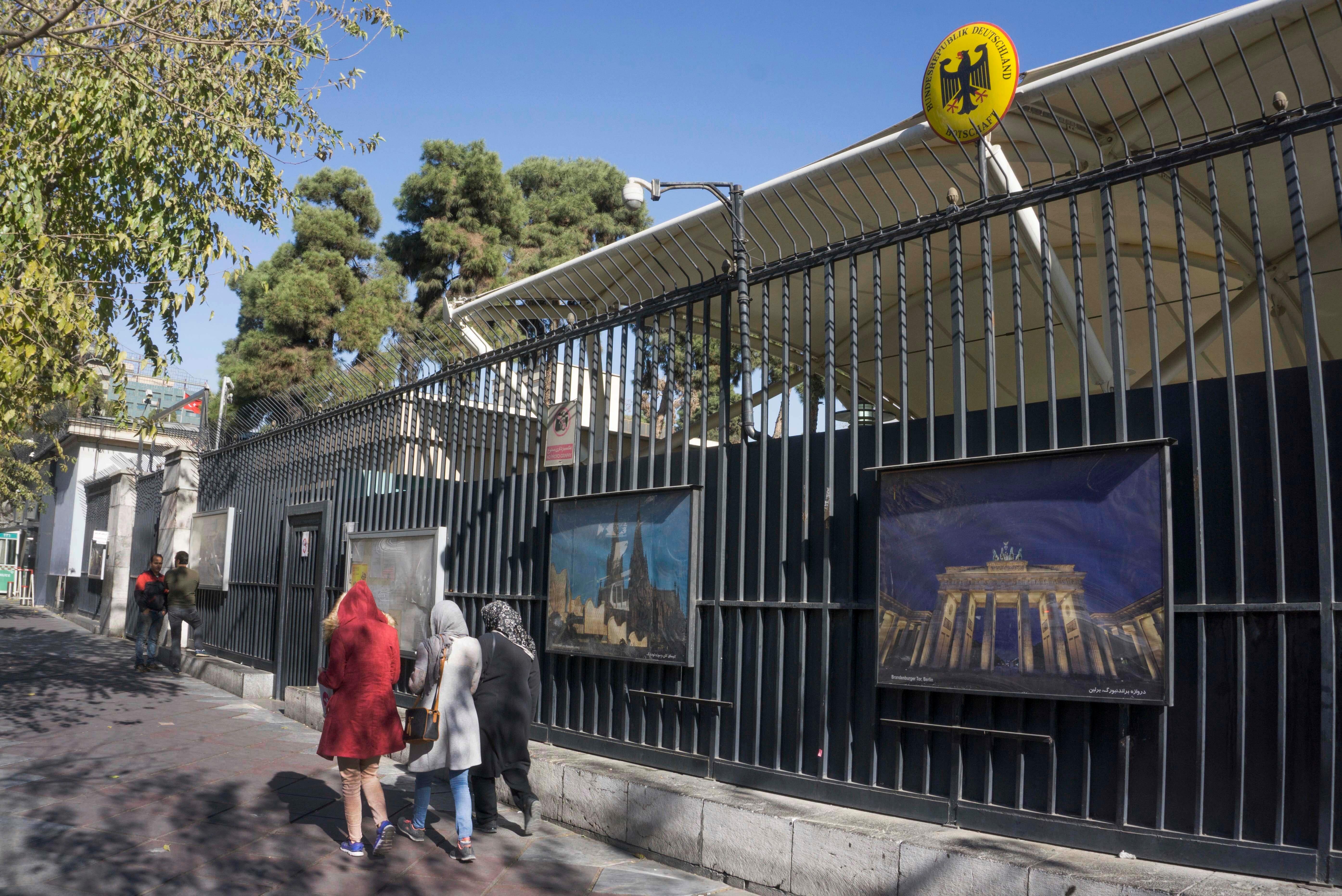 ARCHIV (25.11.2017): Blick auf die Deutsche Botschaft in Teheran, Iran, am 25.11.2017.