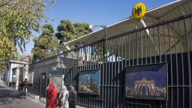 ARCHIV (25.11.2017): Blick auf die Deutsche Botschaft in Teheran, Iran, am 25.11.2017. | Bild: picture alliance / Jochen Eckel | Jochen Eckel ARCHIV (25.11.2017): Blick auf die Deutsche Botschaft in Teheran, Iran, am 25.11.2017.