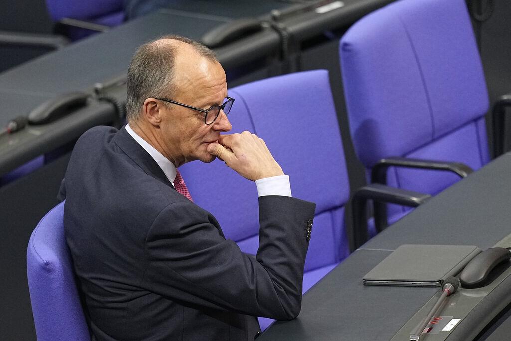 31.01.2025, Berlin: Friedrich Merz, CDU Bundesvorsitzender und CDU/CSU Fraktionsvorsitzender im Bundestag, sitzt im Plenarsaal im Bundestag. Die Themen der 211. Bundestagssitzung sind das "Zustrombegrenzungsgesetz" der Union, die Abstimmung mit einer Debatte über die Lehren aus dem deutschen Engagement in Afghanistan; die Abstimmung über Soldatenrecht und das Energiewirtschaftsrecht.. Die Themen der 211. Bundestagssitzung sind das "Zustrombegrenzungsgesetz" der Union, die Abstimmung mit einer Debatte über die Lehren aus dem deutschen Engagement in Afghanistan; die Abstimmung über Soldatenrecht und das Energiewirtschaftsrecht. Foto: Michael Kappeler/dpa +++ dpa-Bildfunk +++
