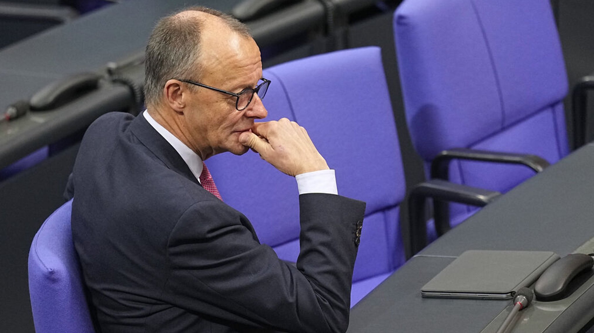 31.01.2025, Berlin: Friedrich Merz, CDU Bundesvorsitzender und CDU/CSU Fraktionsvorsitzender im Bundestag, sitzt im Plenarsaal im Bundestag. Die Themen der 211. Bundestagssitzung sind das "Zustrombegrenzungsgesetz" der Union, die Abstimmung mit einer Debatte über die Lehren aus dem deutschen Engagement in Afghanistan; die Abstimmung über Soldatenrecht und das Energiewirtschaftsrecht.. Die Themen der 211. Bundestagssitzung sind das "Zustrombegrenzungsgesetz" der Union, die Abstimmung mit einer Debatte über die Lehren aus dem deutschen Engagement in Afghanistan; die Abstimmung über Soldatenrecht und das Energiewirtschaftsrecht. Foto: Michael Kappeler/dpa +++ dpa-Bildfunk +++