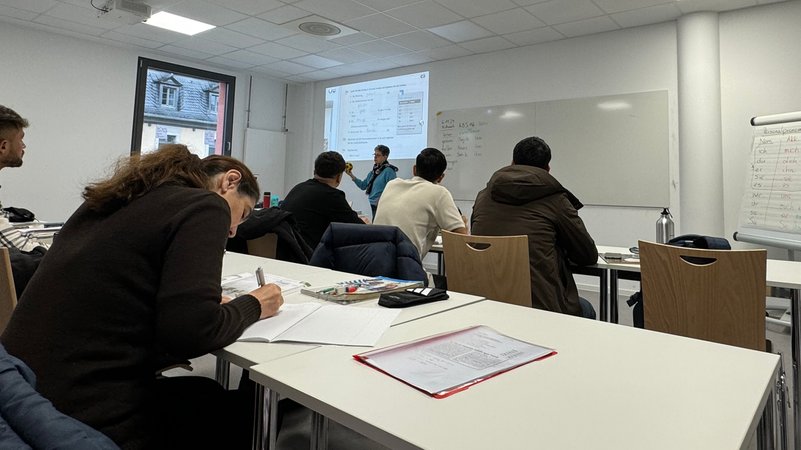 Integrationskurs in der Kolping Akademie in Würzburg | Bild: BR/Pirmin Breninek Integrationskurs in der Kolping Akademie in Würzburg