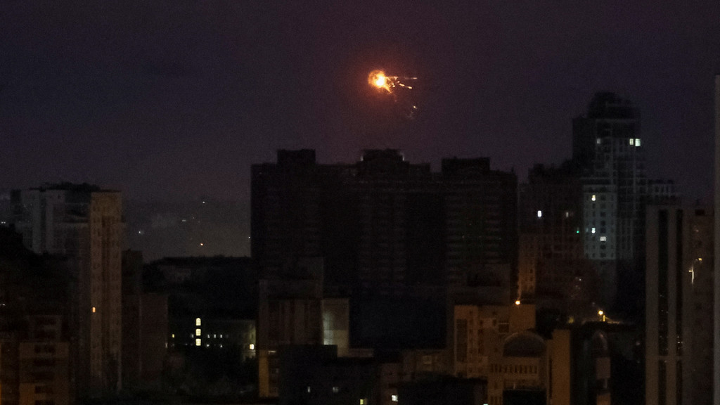 Explosion am Himmel über Kiew.  Die ukrainische Luftabwehr kämpft gegen russische Drohnen- und Raketenangriffe. 