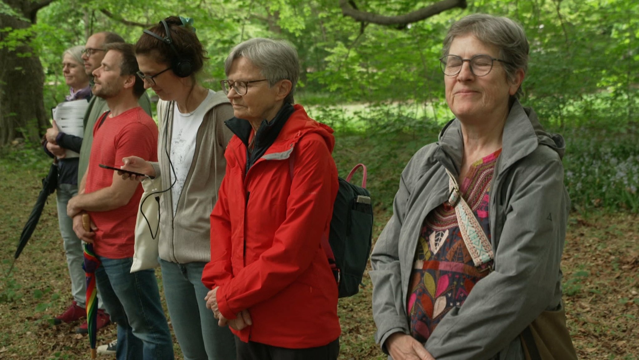 Teilnehmer eines Hörspaziergangs lauschen mit geschlossen Augen den Umgebungsgeräuschen im Münchner Isarpark | Bild: BR Teilnehmer eines Hörspaziergangs lauschen mit geschlossen Augen den Umgebungsgeräuschen im Münchner Isarpark