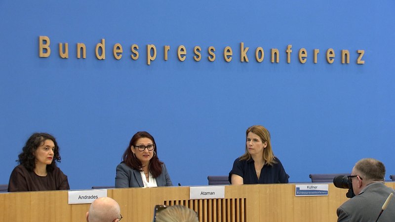 Die Antidiskriminierungsstelle des Bundes hat alarmierende Zahlen in ihrem Jahresbericht vorgestellt. | Bild: Bayerischer Rundfunk 2026 Die Antidiskriminierungsstelle des Bundes hat alarmierende Zahlen in ihrem Jahresbericht vorgestellt.