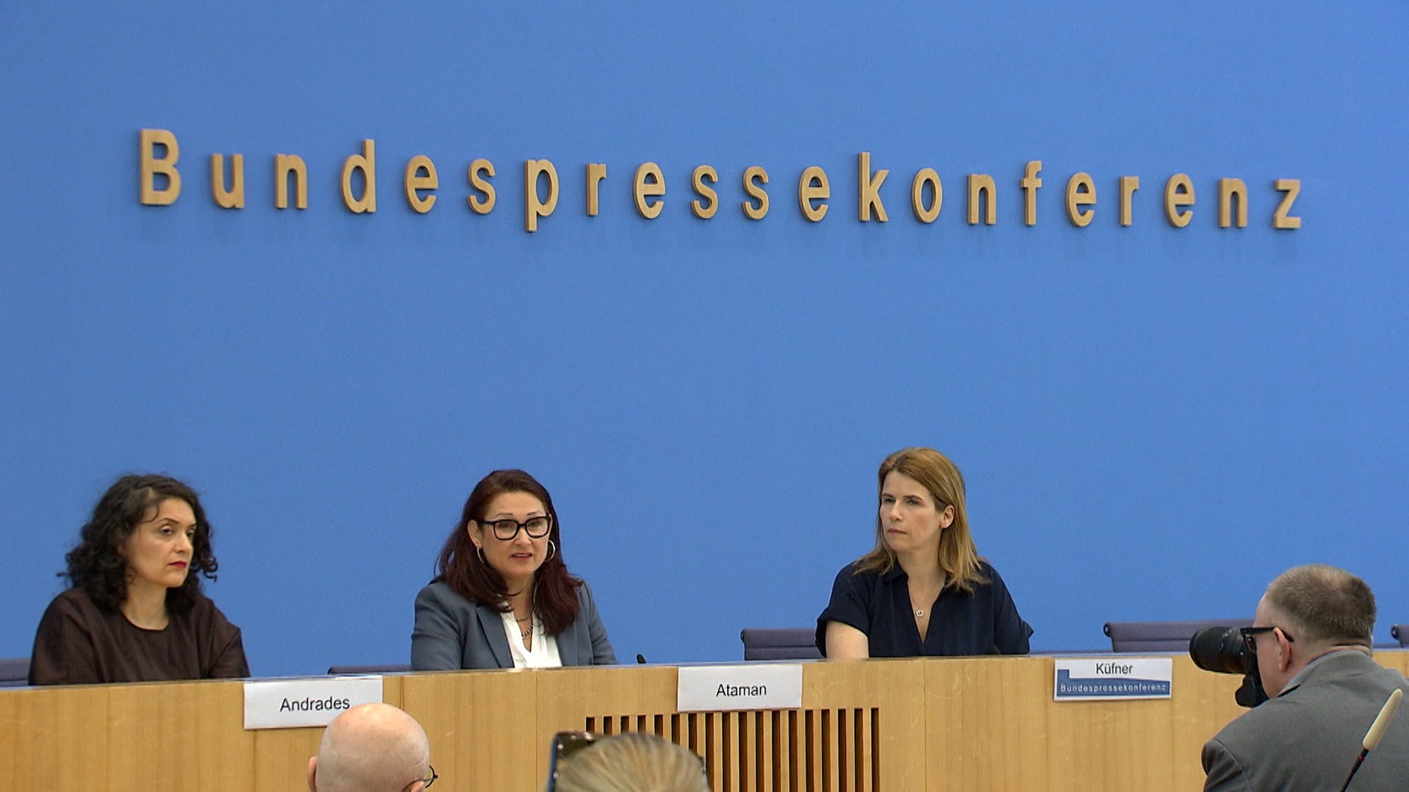 Die Antidiskriminierungsstelle des Bundes hat alarmierende Zahlen in ihrem Jahresbericht vorgestellt. | Bild: Bayerischer Rundfunk 2026 Die Antidiskriminierungsstelle des Bundes hat alarmierende Zahlen in ihrem Jahresbericht vorgestellt.