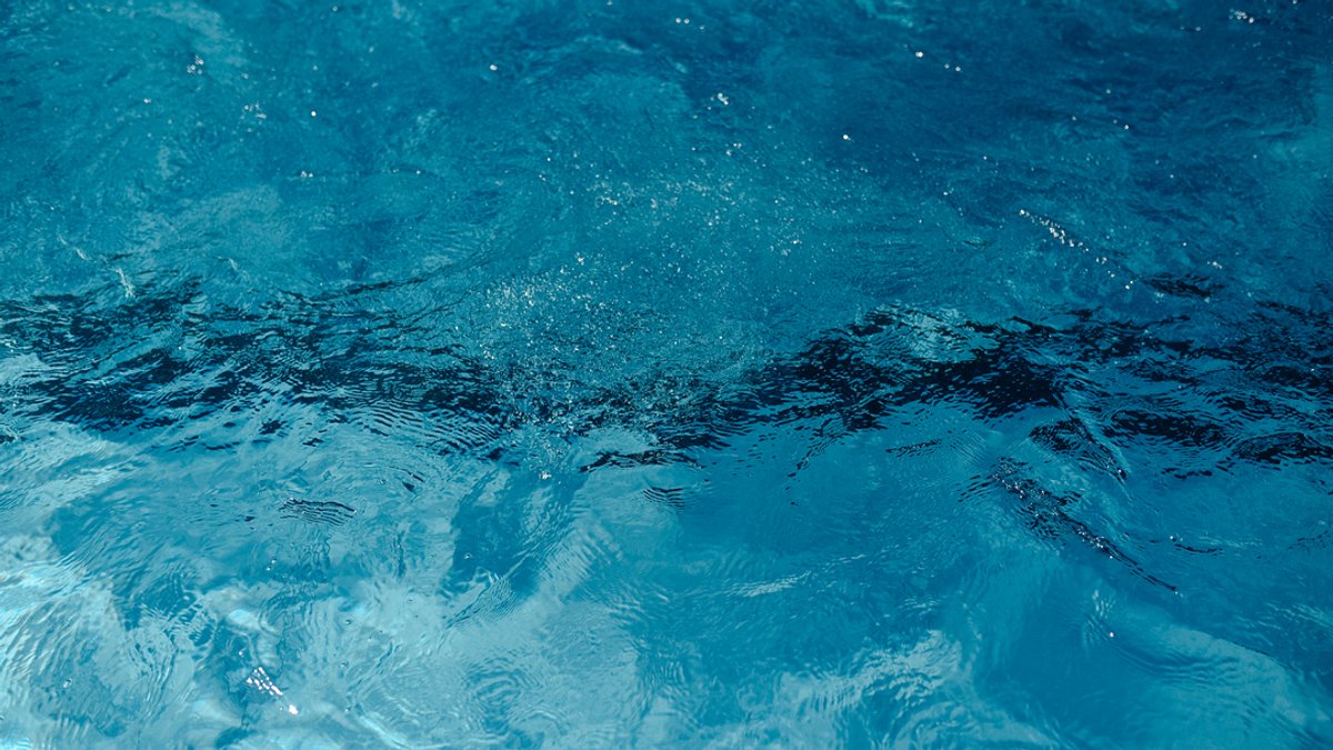 Wasser in einem Schwimmbecken (Symbolbild) 