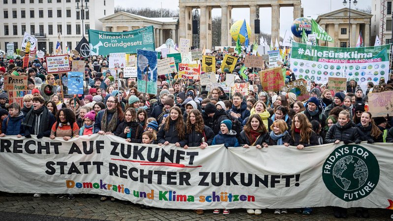 Demonstranten bei einer Demo für mehr Klimaschutz in Berlin (Archivbild) | Bild: pa/dpa/ Christian Ditsch Demonstranten bei einer Demo für mehr Klimaschutz in Berlin (Archivbild)