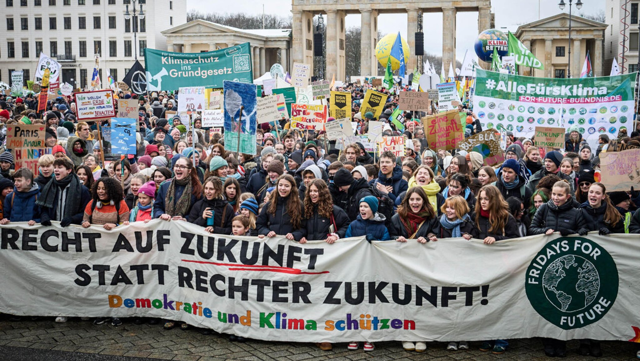 Demonstranten bei einer Demo für mehr Klimaschutz in Berlin (Archivbild)