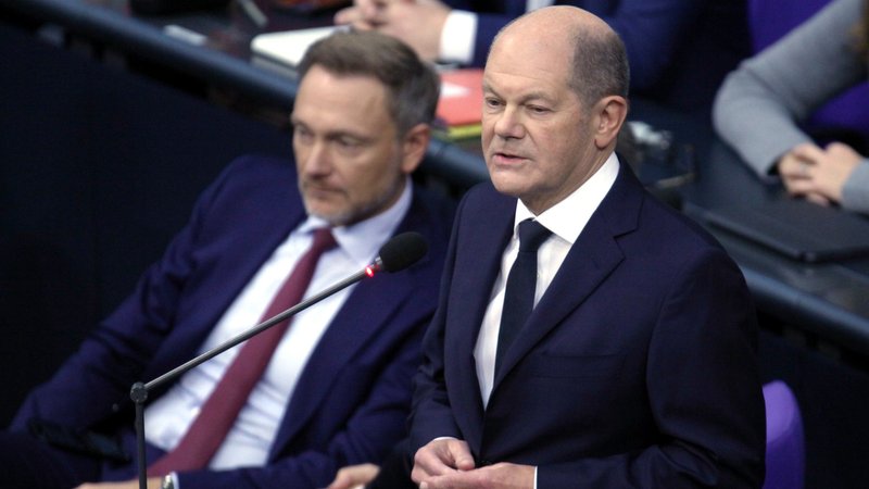 Bundesfinanzminister Christian Lindner (FDP, links), Bundeskanzler Olaf Scholz (SPD, rechts). | Bild: picture alliance / dts-Agentur | - Bundesfinanzminister Christian Lindner (FDP, links), Bundeskanzler Olaf Scholz (SPD, rechts).