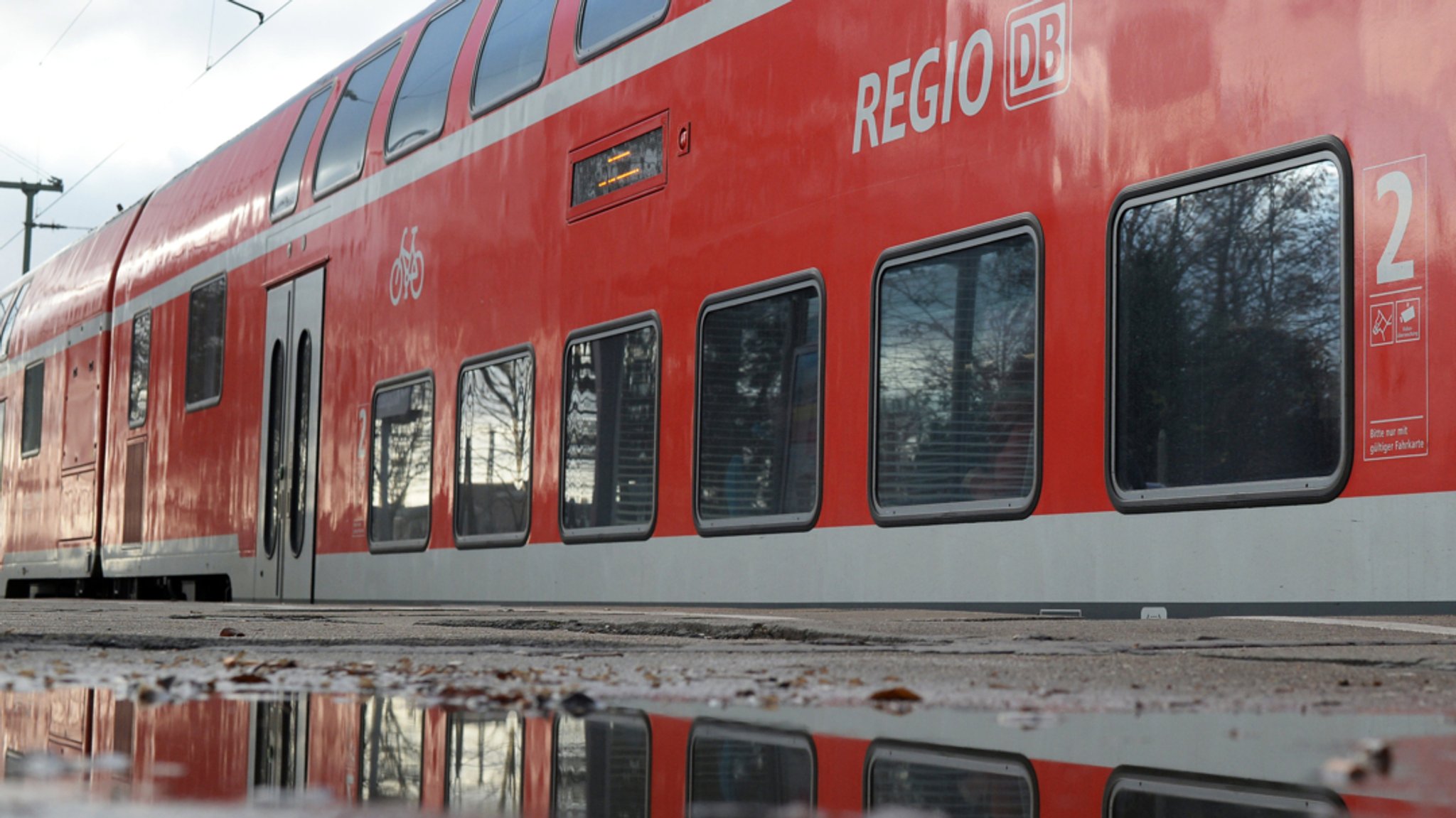 Ein Regionalzug steht in einem Bahnhof (Symbolbild)