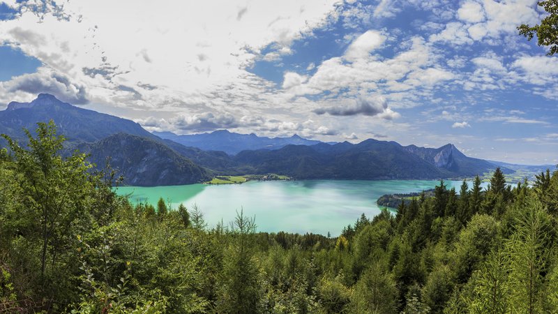 Blick vom Hollerberg zum Mondsee mit Drachenwand, Mondseeland, Salzkammergut, Oberösterreich. | Bild: picture alliance / imageBROKER | Wolfgang Weinhäupl Blick vom Hollerberg zum Mondsee mit Drachenwand, Mondseeland, Salzkammergut, Oberösterreich.