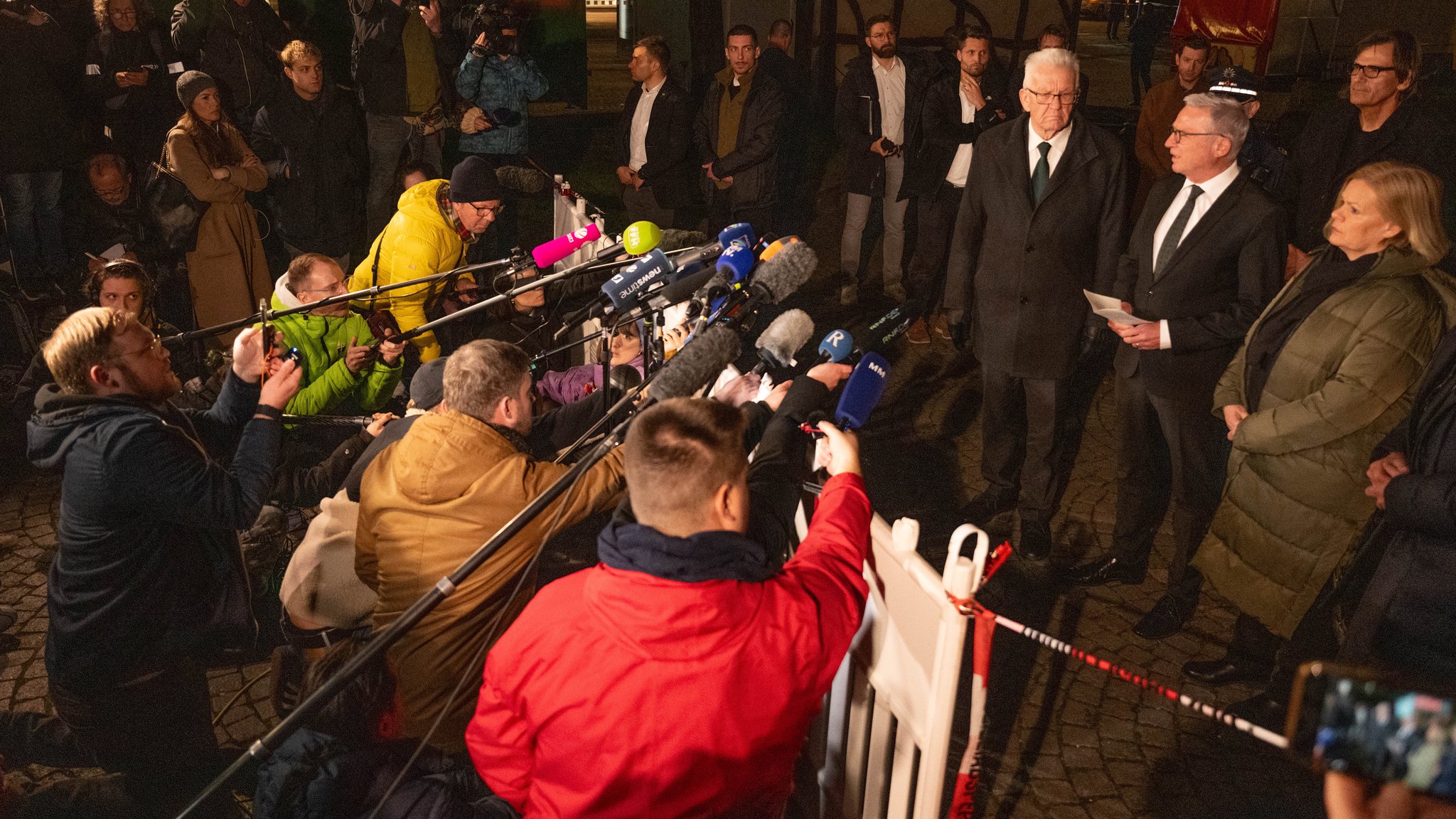 von links nach recht: Winfried Kretschmann (Bündnis 90/Die Grünen), Ministerpräsident von Baden-Württemberg, Nancy Faeser (SPD), Bundesministerin für Inneres und Heimat, und Thomas Strobl (CDU), Innenminister von Baden-Württemberg.  